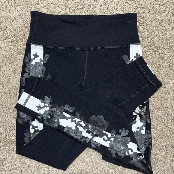 Athleta Pants - Limited Edition Athleta Elation 7/8 Tight
